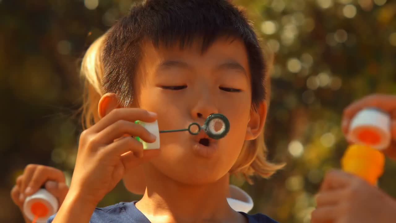 학교 아이 들 이 거품 지 ⁇ 이 로 놀고 있다