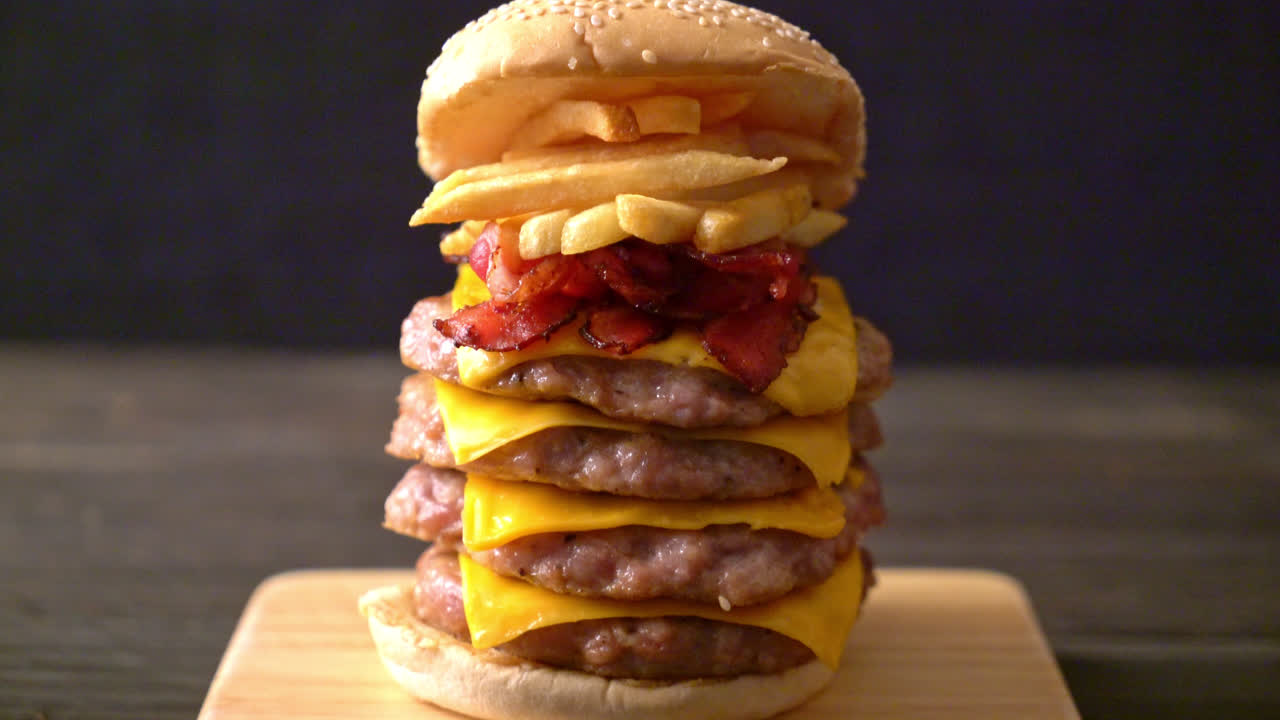 hamburguesa de cerdo o hamburguesa de cerdo con queso, tocino y patatas fritas