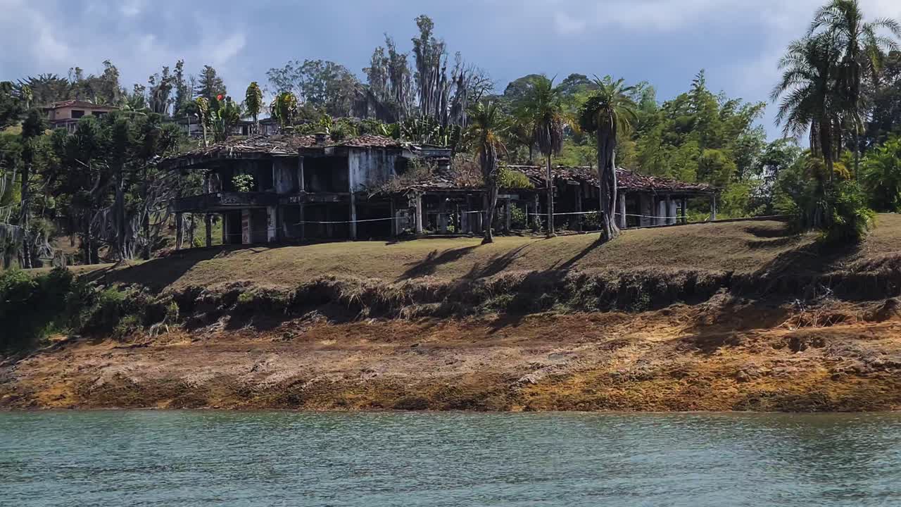 열대 지역 의 호수  에 있는 버려진 집