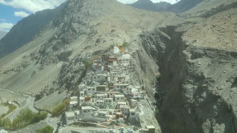 vista aérea del budo maitreya y el monasterio de diskit en el valle de nubra, ladakh