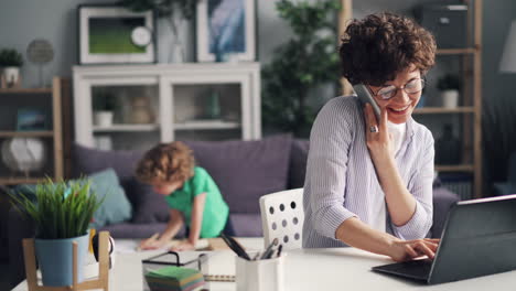 mutter arbeitet mit dem kind zu hause