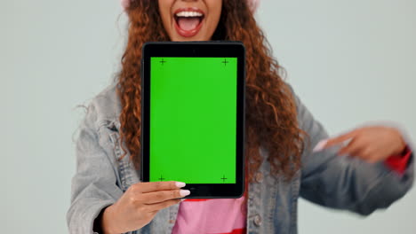 pantalla verde, tableta y mujer con signo perfecto