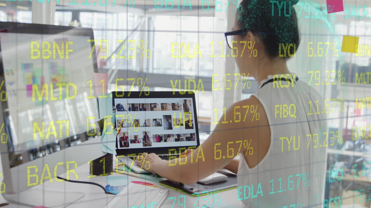 animación del procesamiento de datos del mercado de valores sobre una diseñadora gráfica asiática utilizando una computadora