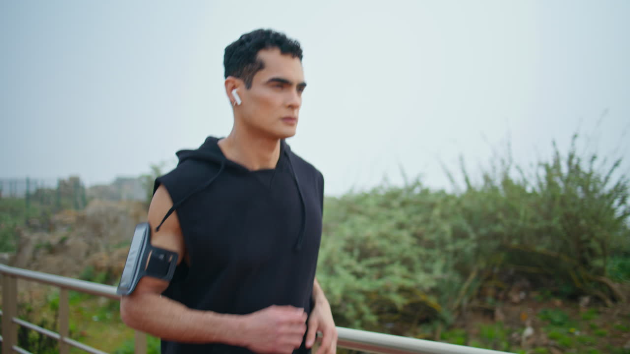 아침 클로즈업에서 야외에서 달리는 한 남자. 심장 운동을 하는 집중된 남자