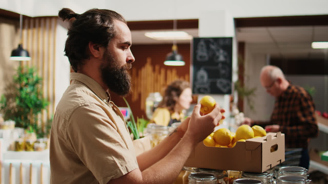 el hombre siente nostalgia, felicidad, olor a limón.