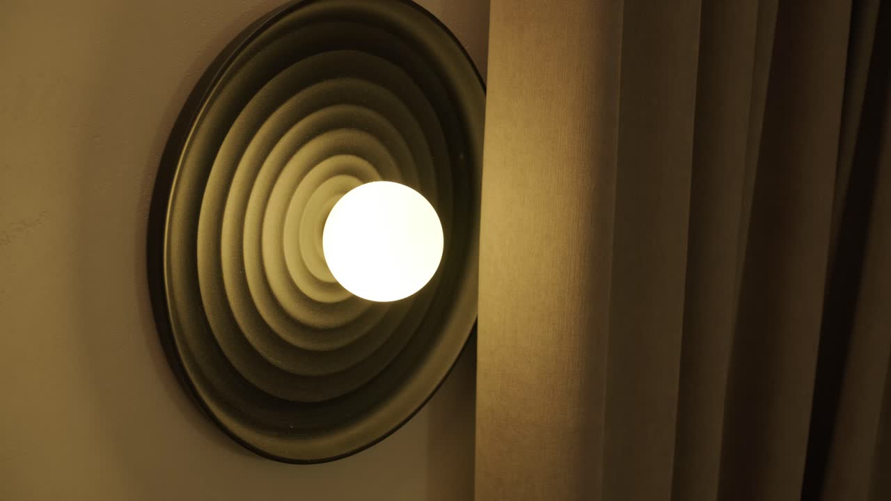 세련되고 우아한 미니멀리즘 가정 인테리어는 깨한 선, 중립적인 색상, 따뜻한 주변 조명을 특징으로하며, 아하고 현대적인 분위기를 만니다.