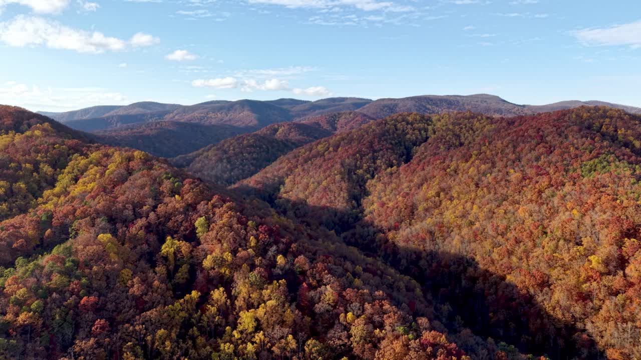 Montañas Apalaches en otoño cerca de Stone Mountain, Carolina del Norte
