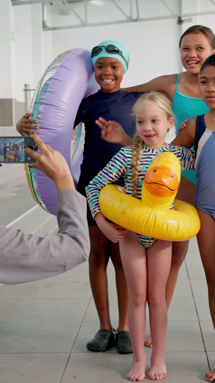 дети фотографируются в бассейне