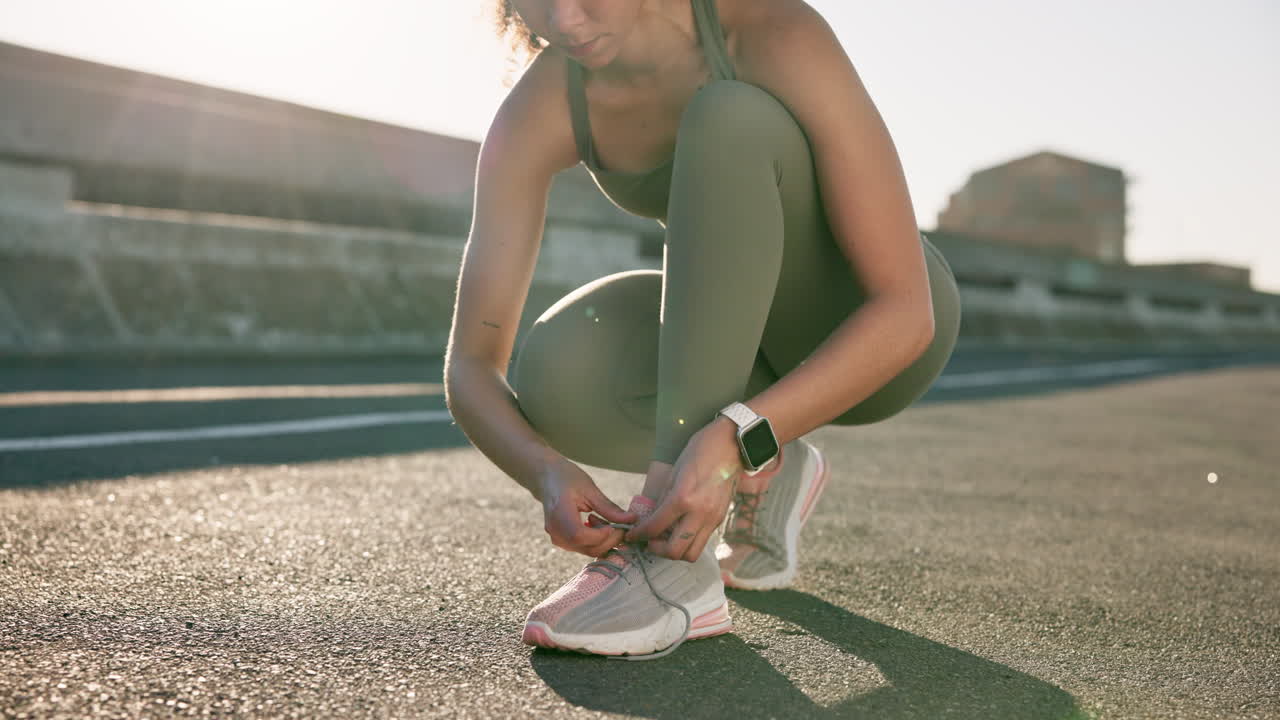 Allacciare i lacci, fitness e una donna in città