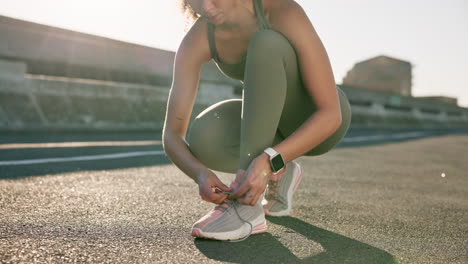 Atar-Cordones,-Fitness-Y-Una-Mujer-En-La-Ciudad