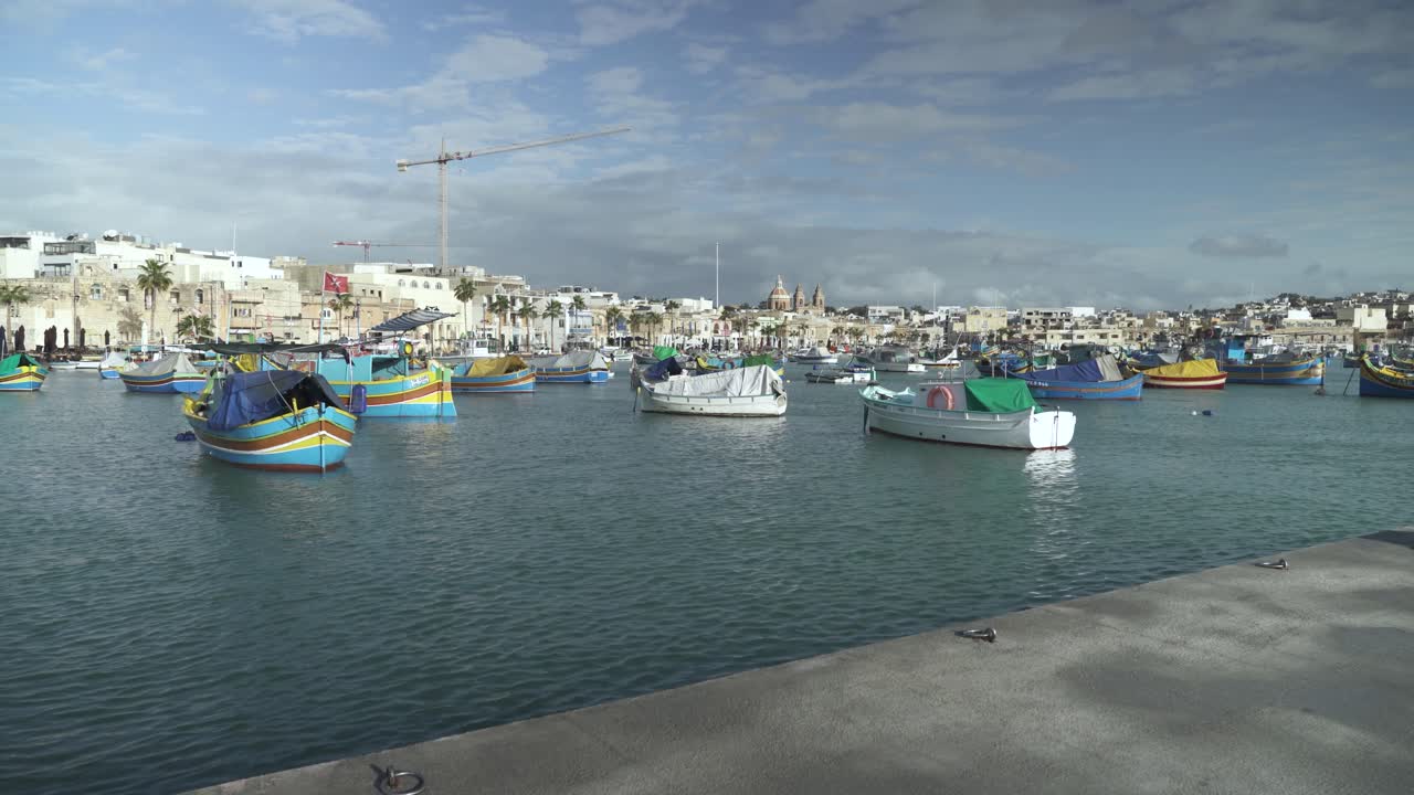 Porto di Marsaxlokk - Tradizionale villaggio di pescatori a Malta in una soleggiata giornata invernale di dicembre.