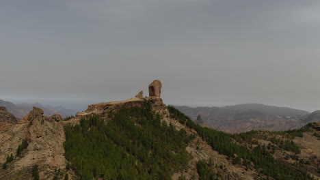 primer plano de drones sobre el maravilloso roque nublo en la isla de gran canaria