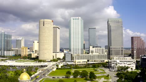 vista aérea del centro de tampa, florida rascacielos a lo largo del paseo fluvial