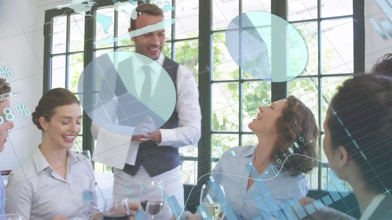 animación de procesamiento de datos sobre un camarero caucásico hablando con hombres de negocios que almuerzan