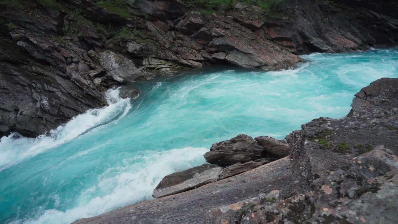 노르웨이 북부에 있는 대리석 성의 바위를 따라 빠르게 흐르는 거대한 급류