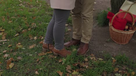 una pareja en un picnic de otoño.