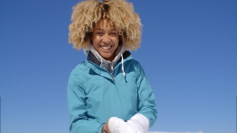 Süße-Frau-Mit-Krausem-Haar-Und-Wintermantel