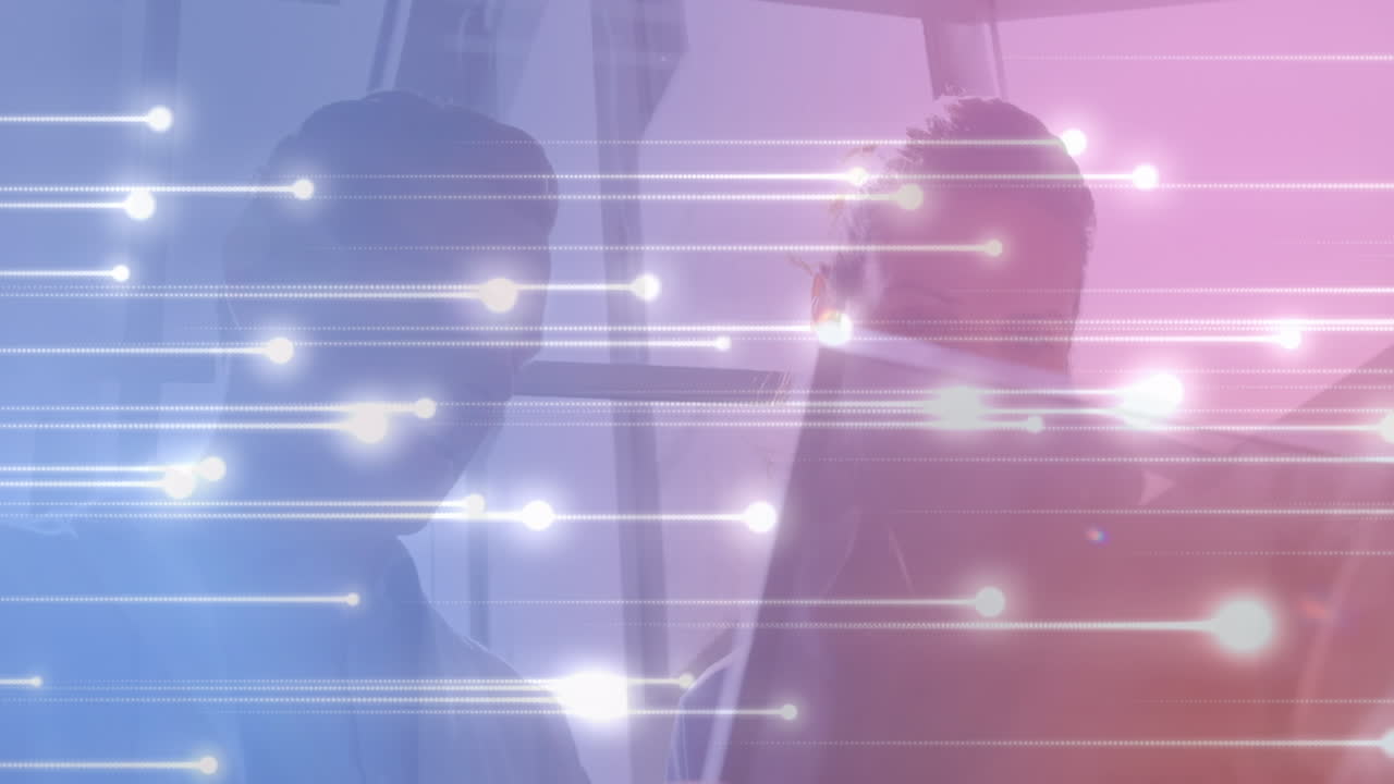 animación de luz brillante sobre médicos caucásicos masculinos y femeninos con computadora portátil