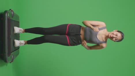 mujer trabajando en la cinta de correr