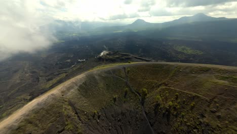 FPV-Drohne:-Tauchgang-Im-Vulkankrater-Paricutin-In-Mexiko