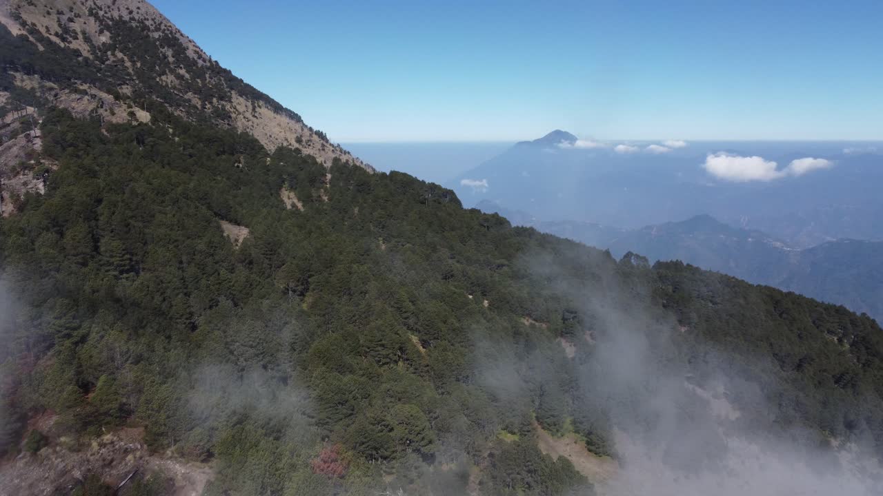 vuelo aéreo a través de nubes en la ladera de la montaña del volcán tajumulco