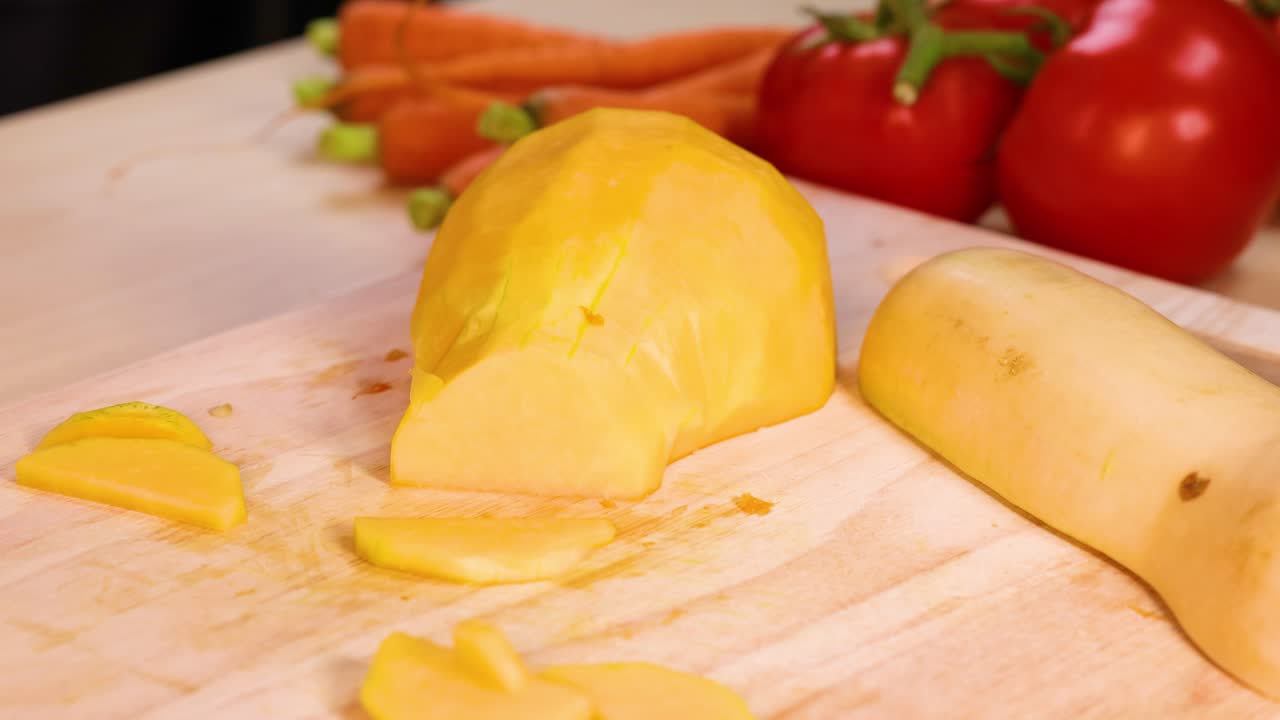 정밀하고 조심스럽게 채소를 준비합니다.