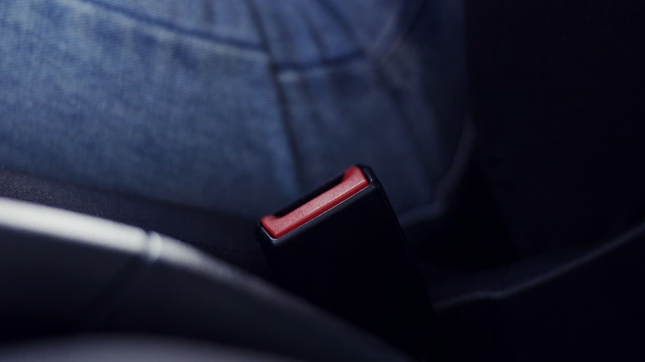 좌석 벨트, 자동차 및 드 브레이크 클로즈업 운전자