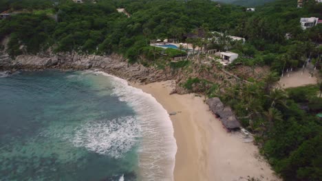 Luftaufnahme-Der-Landschaft-Entlang-Der-Faszinierenden-Küste-In-Huatulco,-Mexiko