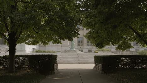 Slow-push-under-trees-in-a-garden-park-in-Chicago-towards-the-Field-Museum