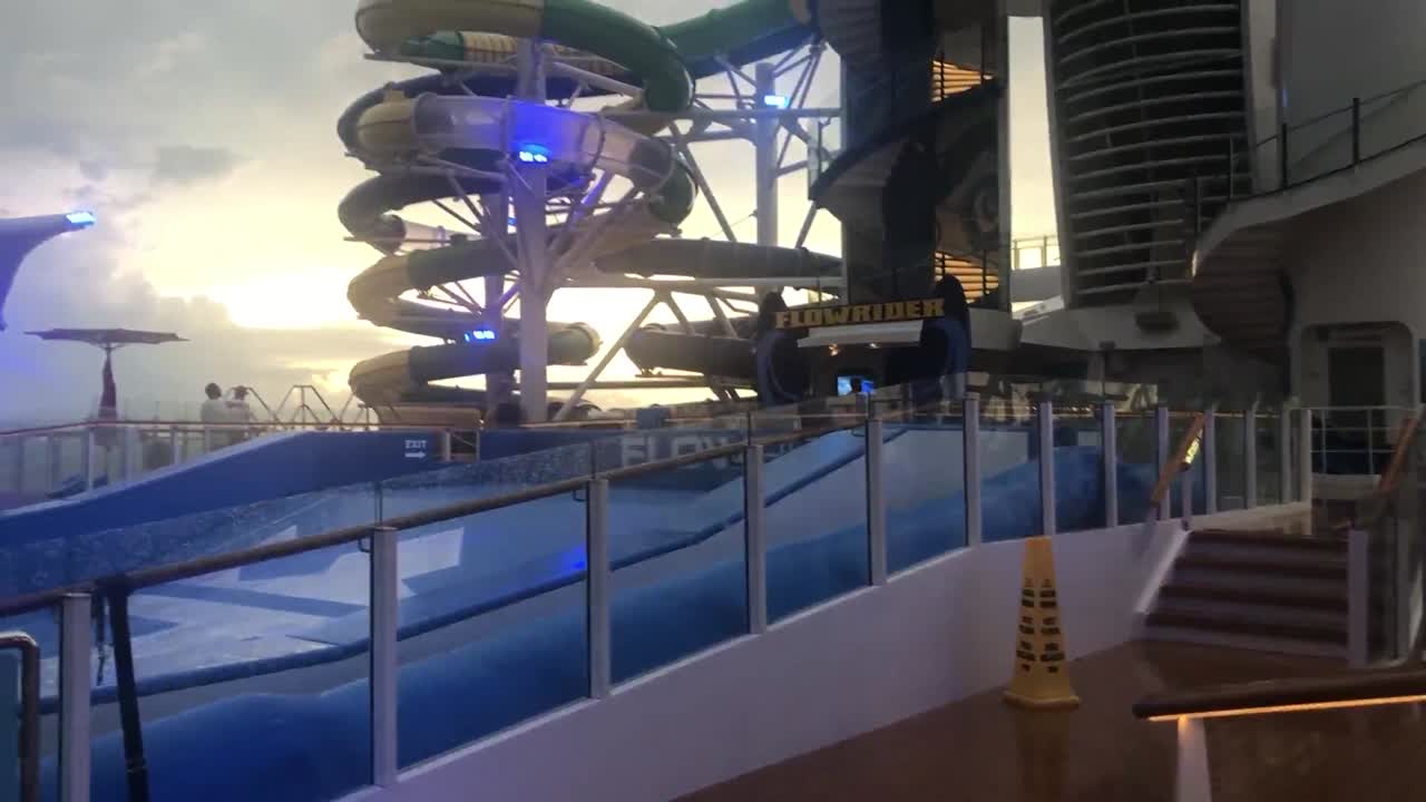 vista desde un gran crucero en el mar