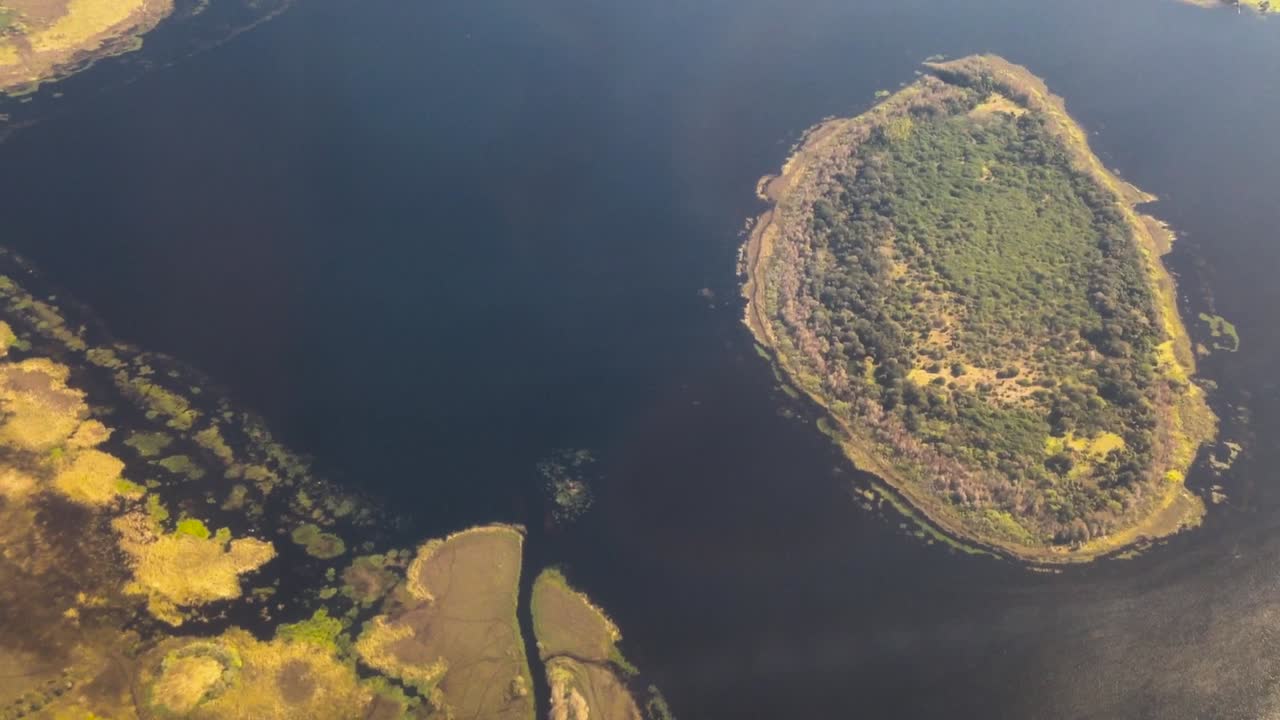 взгляд со струи на маленькие острова в болотистой местности