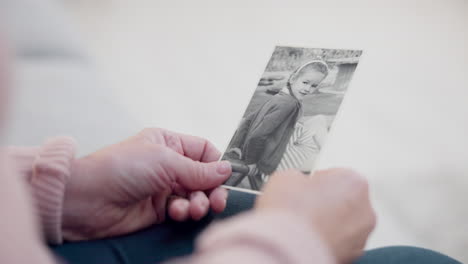 mujer mayor, sosteniendo y foto con la memoria