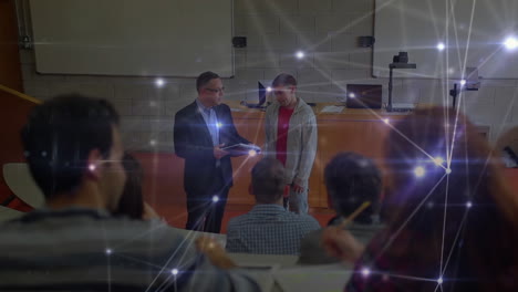 animación de un grupo de estudiantes sentados en un aula a través de una red de conexiones en el fondo.