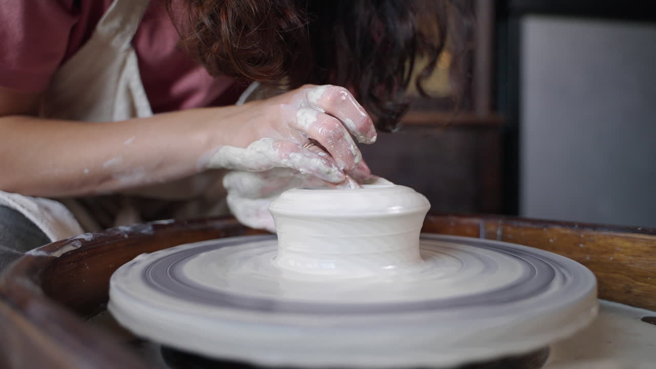 바 에 도자기 를 고 있는 여자