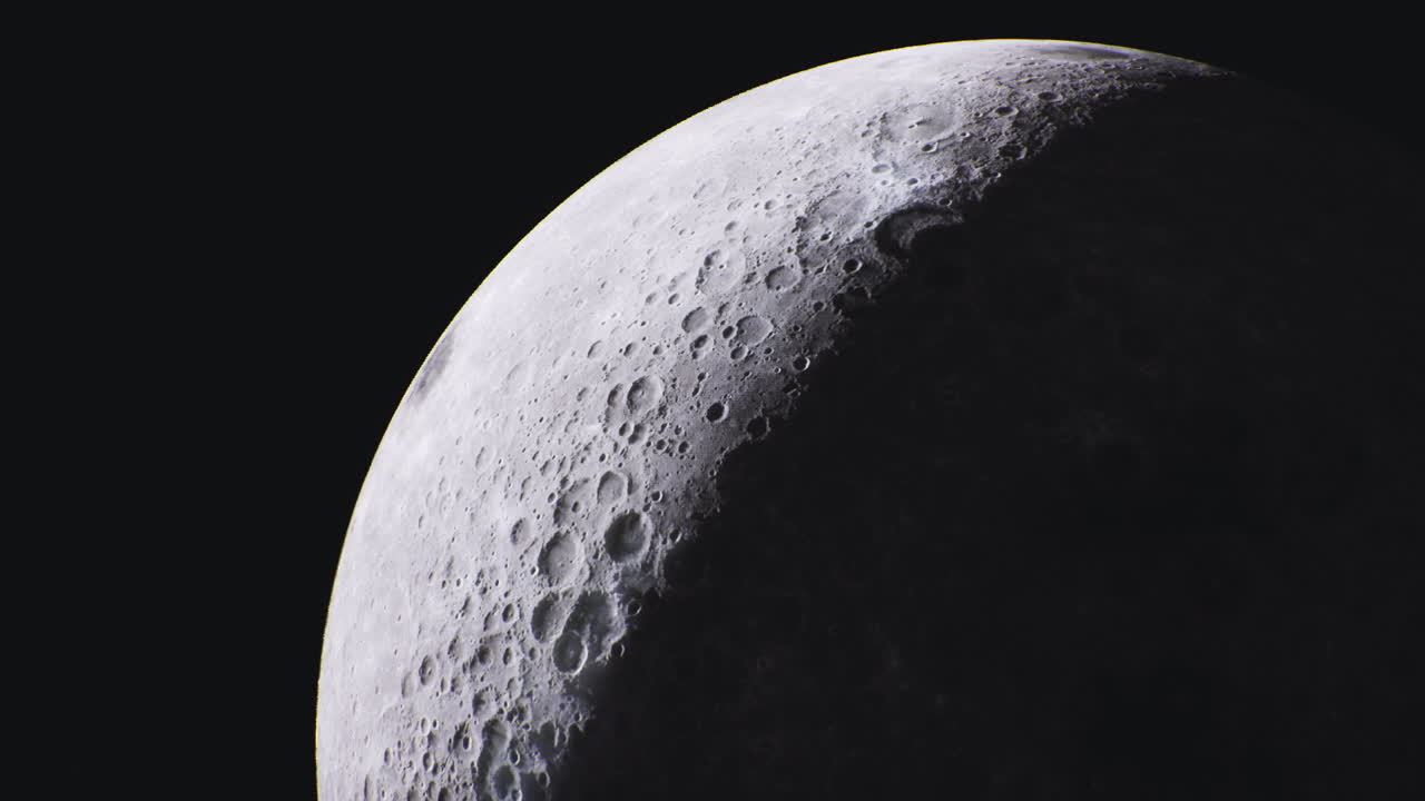 Uma vista deslumbrante da lua revelando suas crateras e mistérios.