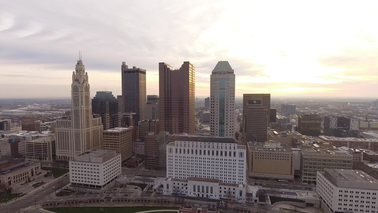 Bred roterende droneoptagelse af Columbus Ohios centrum.