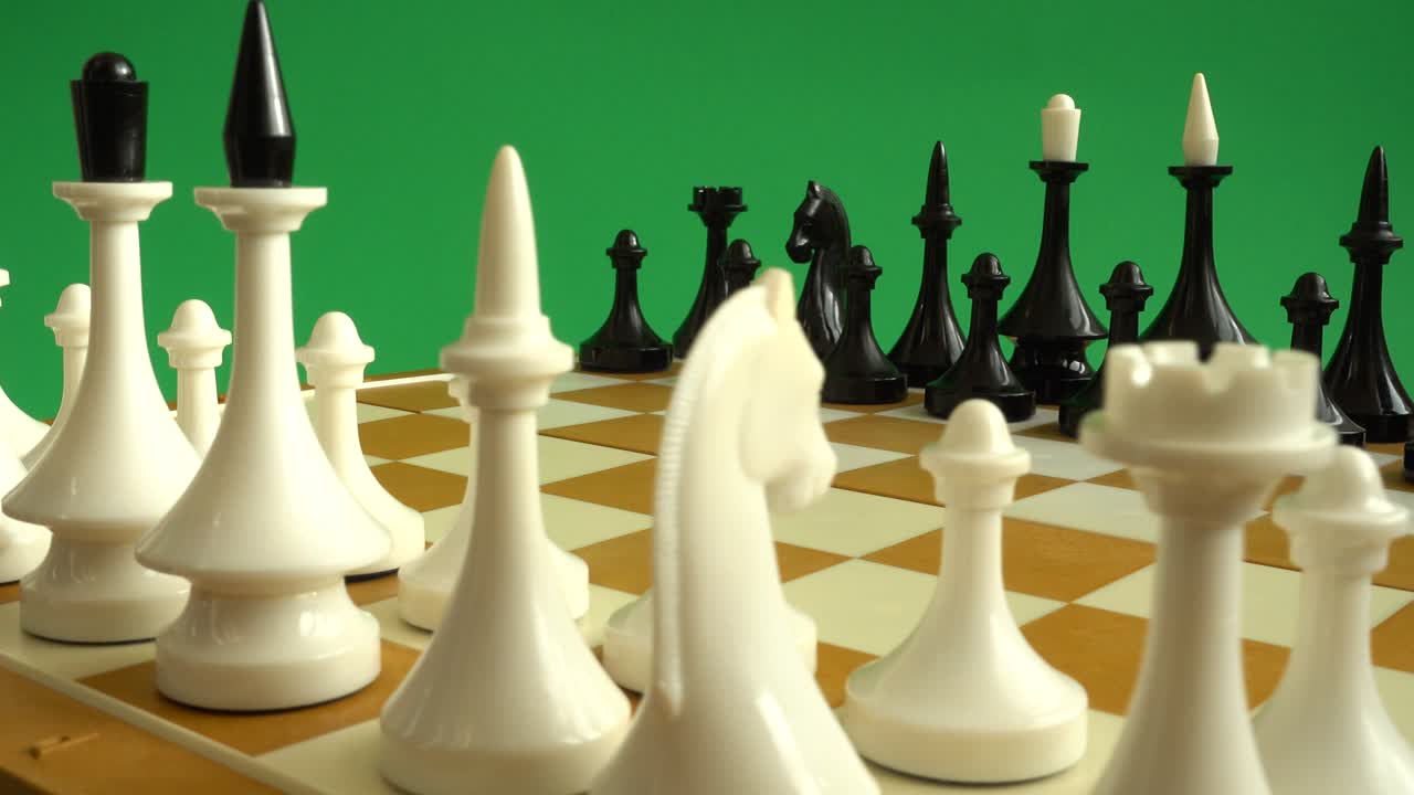 체스판에서 체스. 녹색 배경에 대한 사격. chromakey.