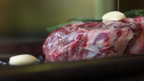 preparando un filete con aceite y ajo