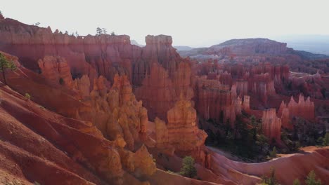 猶他州布萊斯峡谷的豪杜 (hoodoos) 的精彩空中拍攝