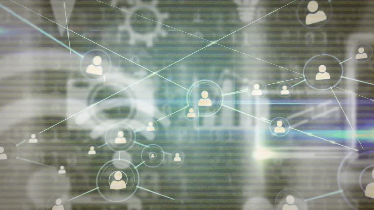 animación de iconos de perfiles conectados sobre iconos de computadora y códigos binarios.