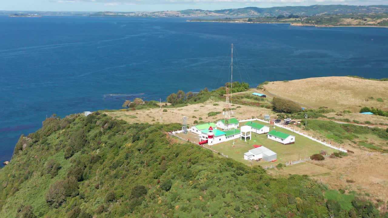 vista aérea 360 del faro de punta corona ubicado en la isla de chiloe en chile