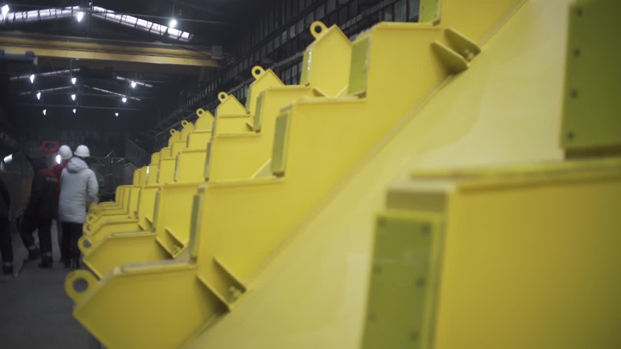 componentes metálicos amarillos en una fábrica