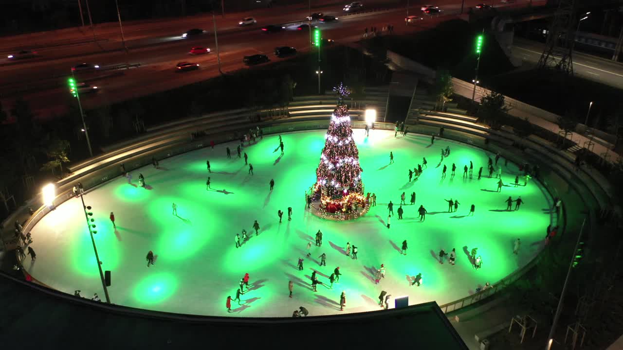 크리스마스 트리와 함께 야간 아이스 스케이팅 리크