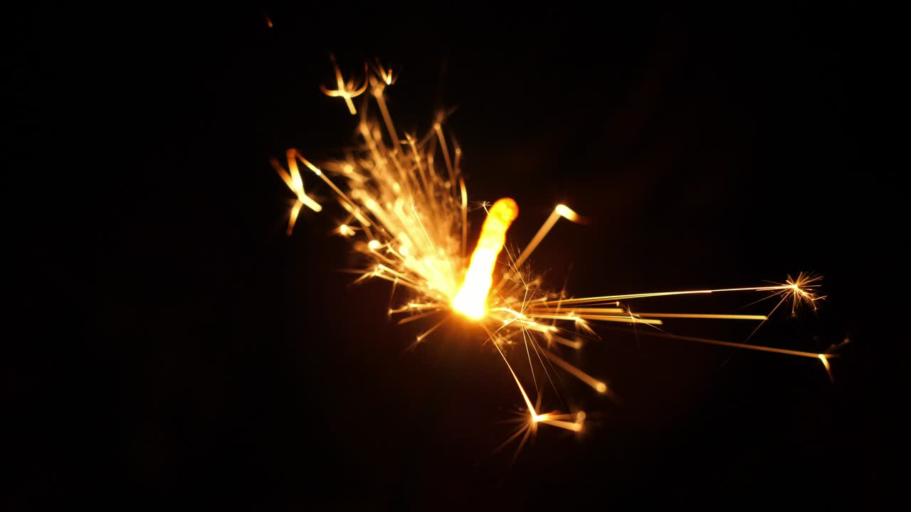 chispas, chispas en la noche sobre un fondo oscuro