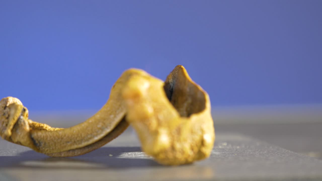 крупный план золотого минерала