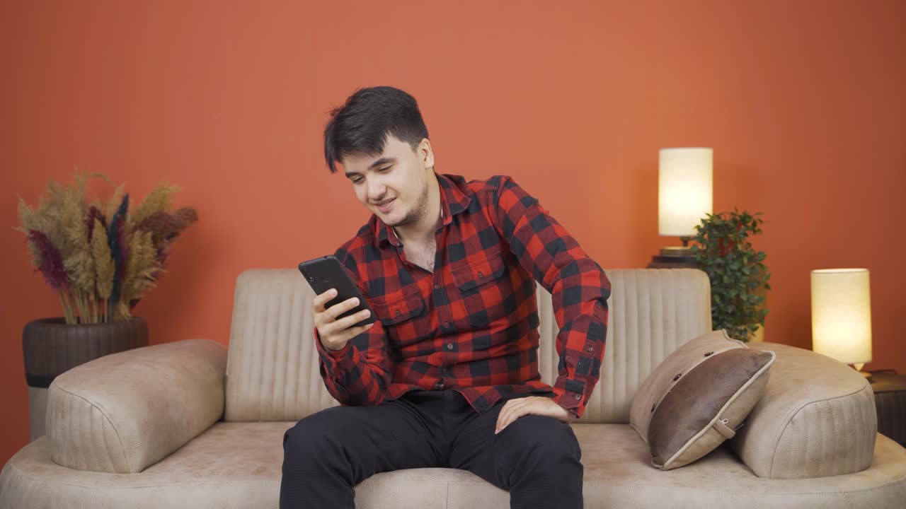 좋은 소식을 읽는 사람.