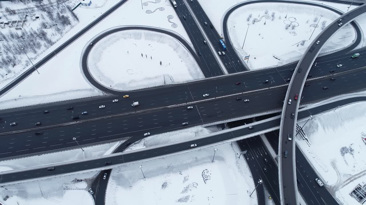 겨울에 눈 덮인 고속도로 교차로의 공중 전망.