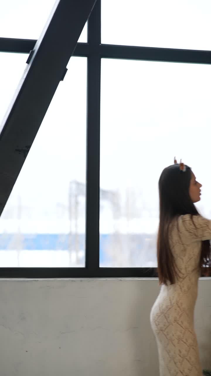 크리스마스 트리를 장식 하는 여자