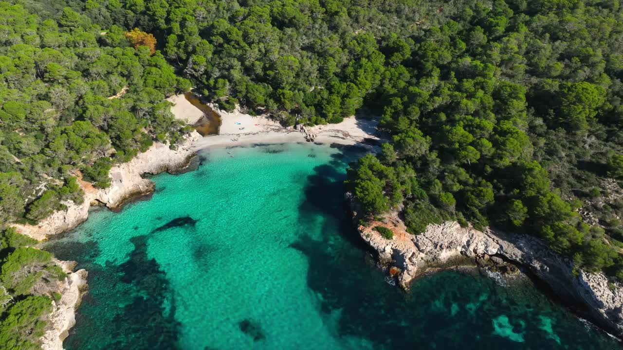 Veduta aerea della spiaggia incontaminata di Es Talaier con acqua cristallina a Minorca, Spagna.