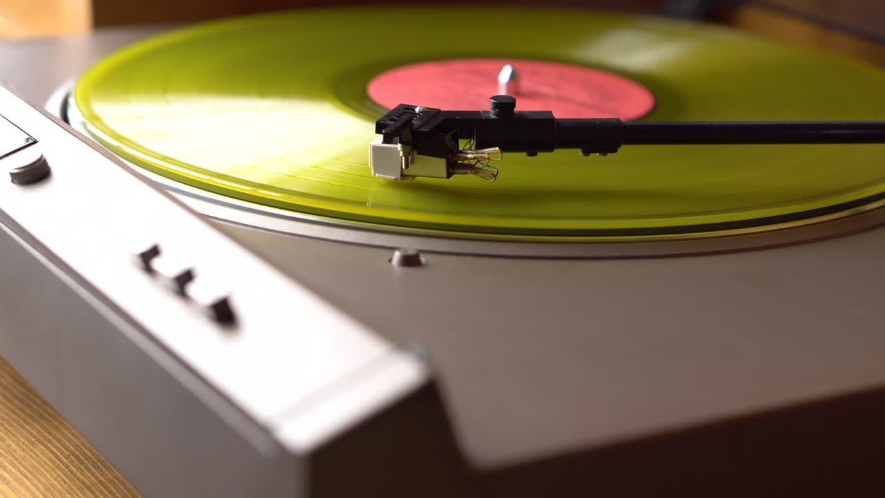 회전하는 노란색 비닐 lp 앨범